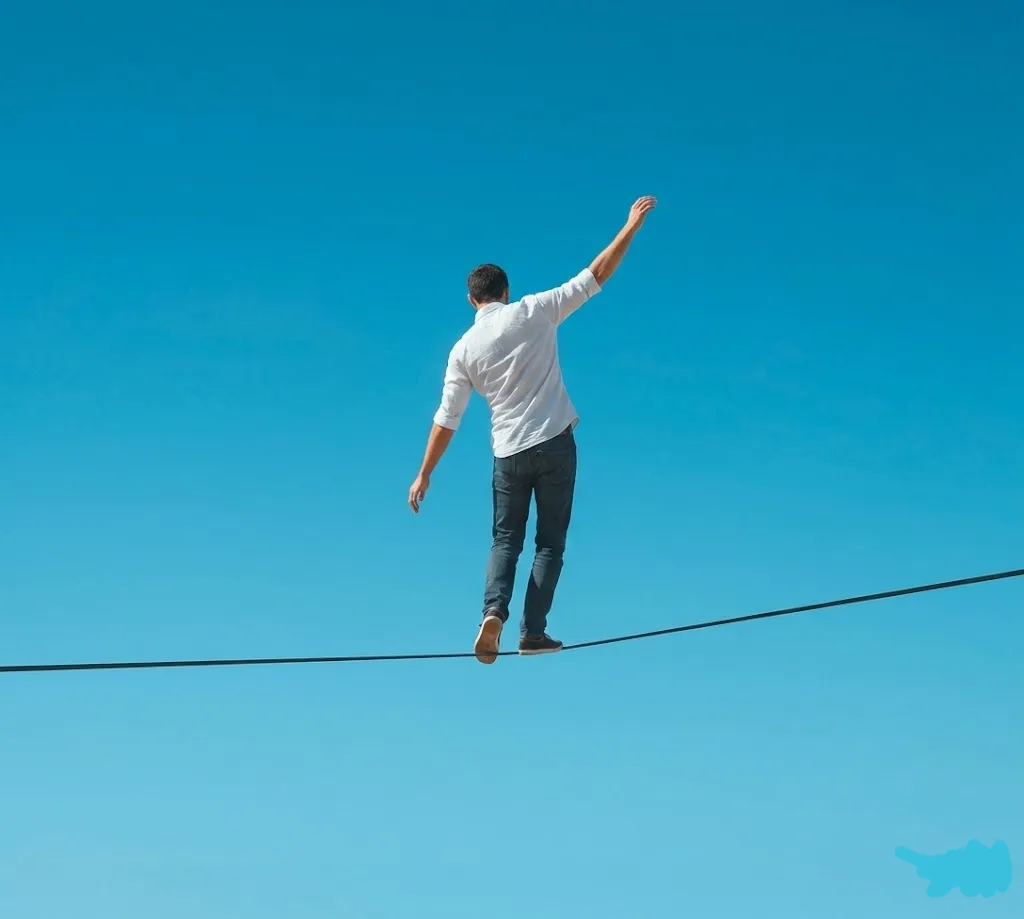 Persona manteniendo el equilibrio sobre una cuerda