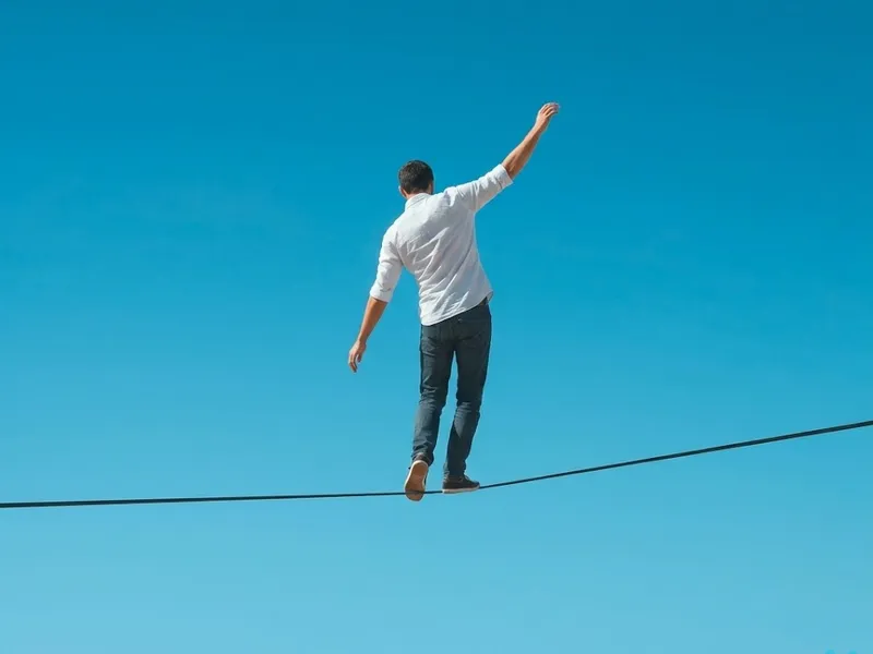 Persona manteniendo el equilibrio sobre una cuerda